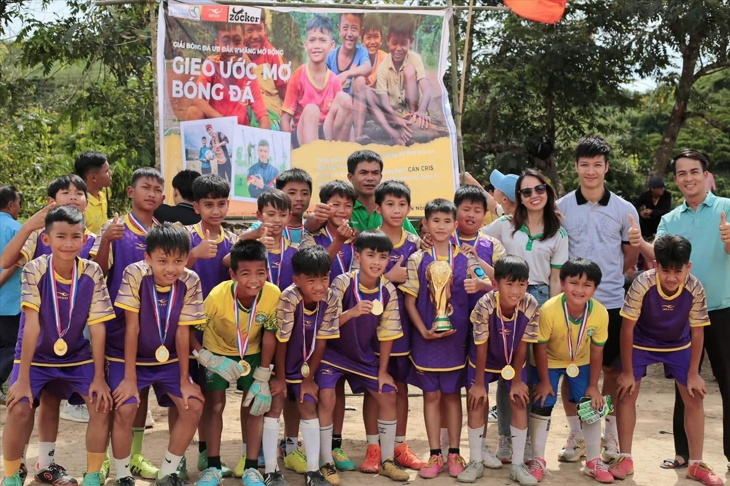 Trúc Phương hy vọng chắp cánh cho những giấc mơ với bóng đá của các em nhỏ vùng cao Trúc Phương hy vọng chắp cánh cho những giấc mơ với bóng đá của các em nhỏ vùng cao