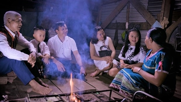 Khách riêng được gia chủ đích thân đón tiếp, trò truyện bên bếp lửa truyền thống. Ảnh: Krak Knul