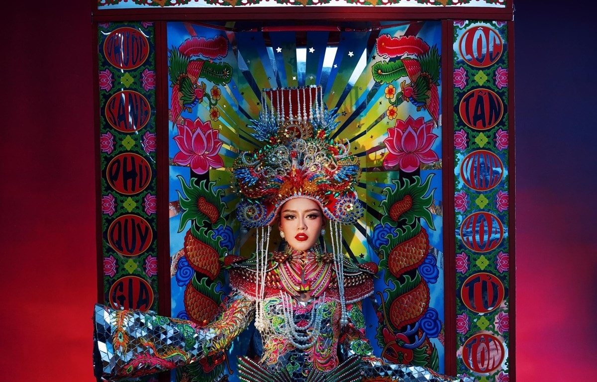 Trang phục dân tộc của Đặng Thanh Ngân tại Miss Supranational 2023. (Ảnh: PV/Vietnam+) Trang phục dân tộc của Đặng Thanh Ngân tại Miss Supranational 2023. (Ảnh: PV/Vietnam+)