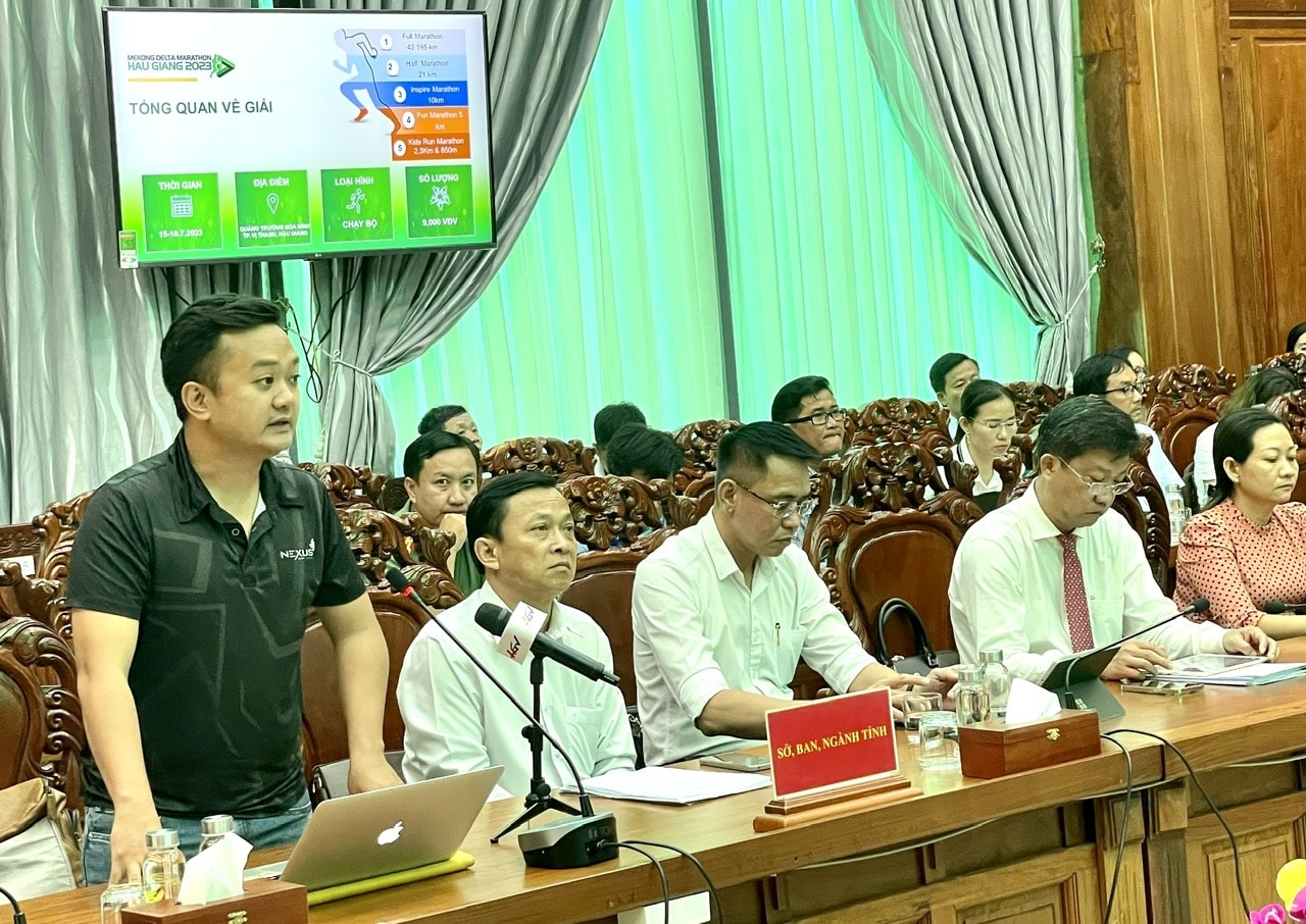 Ông Nguyễn Quốc Bảo, Phó Giám đốc Công ty Cổ phần Truyền thông Nexsus thông tin về Giải Marathon quốc tế “Vietcombank Mekong Delta Marathon” - Hậu Giang năm 2023.
