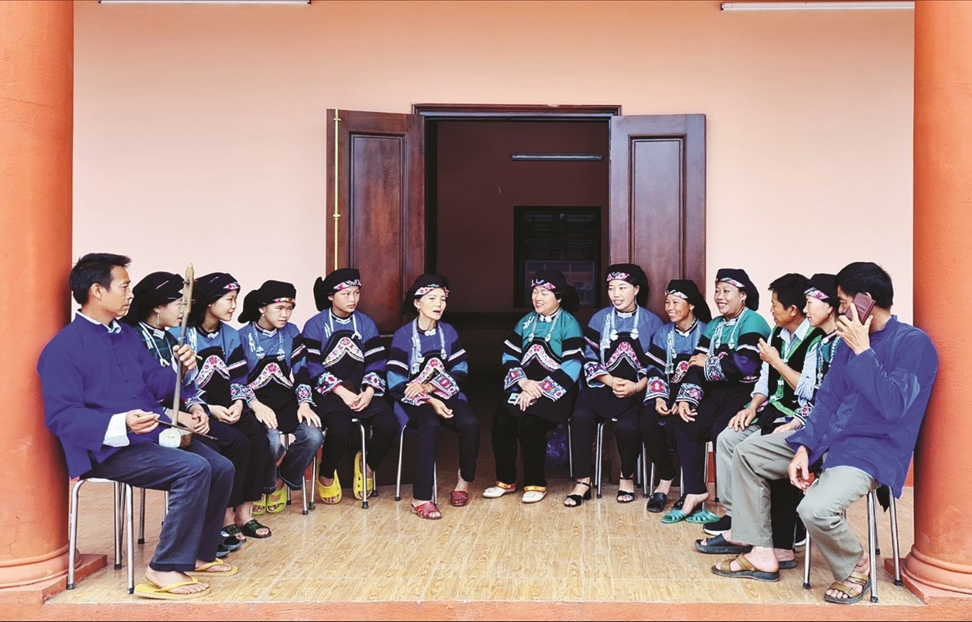 Hiện nay, tỉnh Lào Cai đã thành lập được 3 đội văn nghệ dân tộc Bố Y, mỗi đội gồm 30 thành viên. Hiện nay, tỉnh Lào Cai đã thành lập được 3 đội văn nghệ dân tộc Bố Y, mỗi đội gồm 30 thành viên.