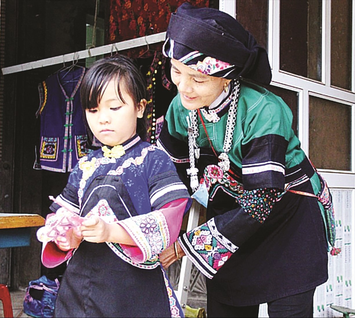 Nét đẹp văn hóa dân tộc Bố Y trong cuộc sống đời thường. Nét đẹp văn hóa dân tộc Bố Y trong cuộc sống đời thường.
