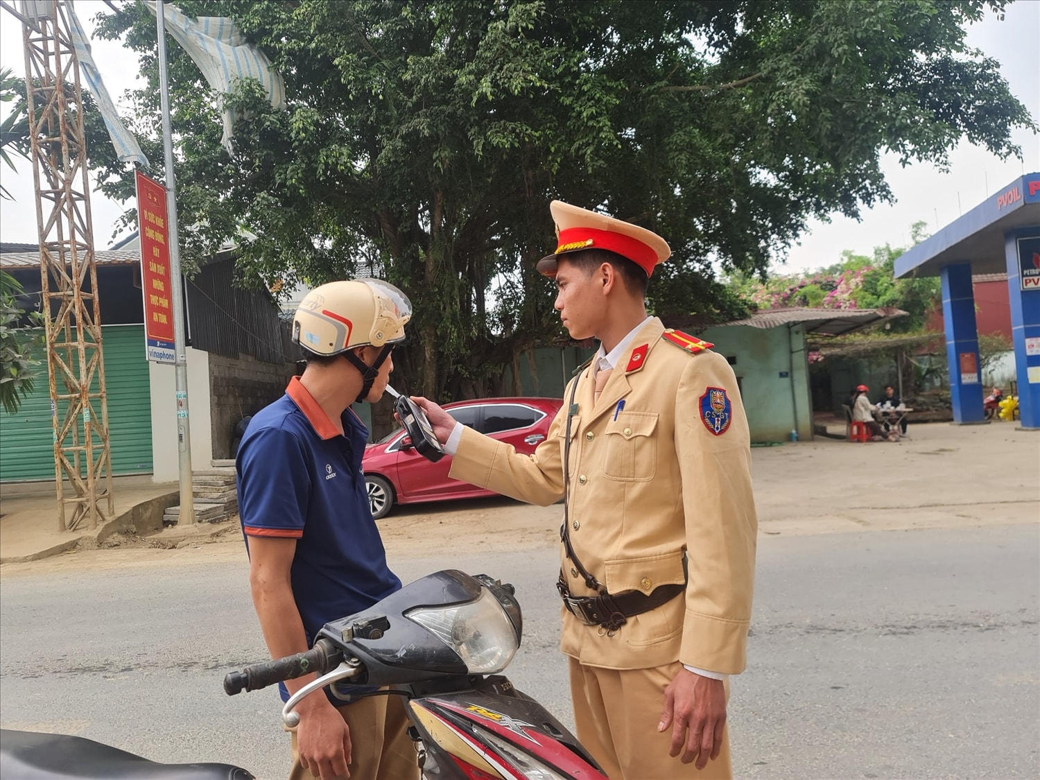 Công an các huyện miền núi Thanh Hóa bố trí lực lượng tuần tra vào các khung giờ để đo nồng độ cồn lái xe