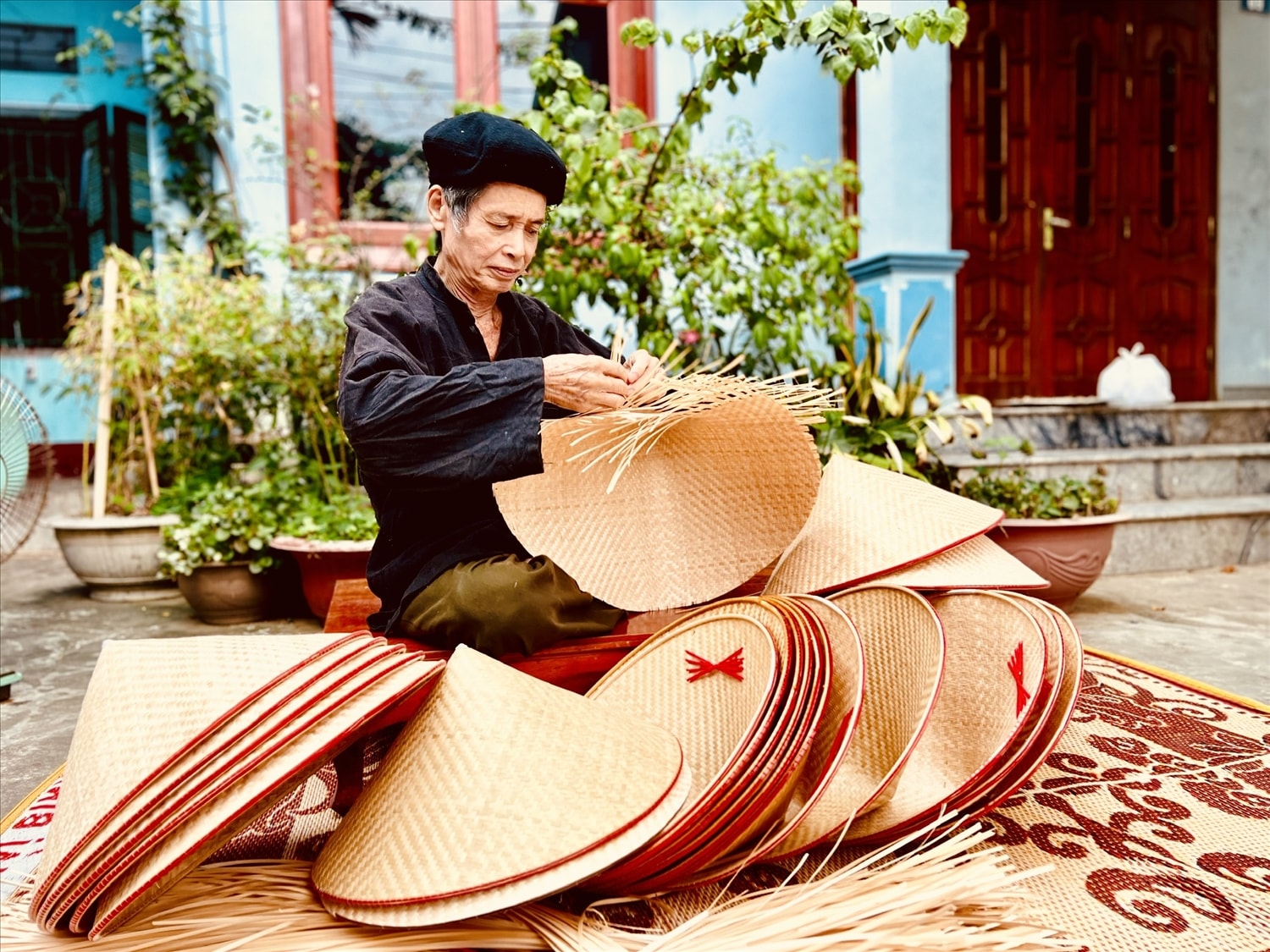 Chiếc nón Tày truyền thống được ông Ơn thay bằng nan tre nguyên liệu bền hơn.