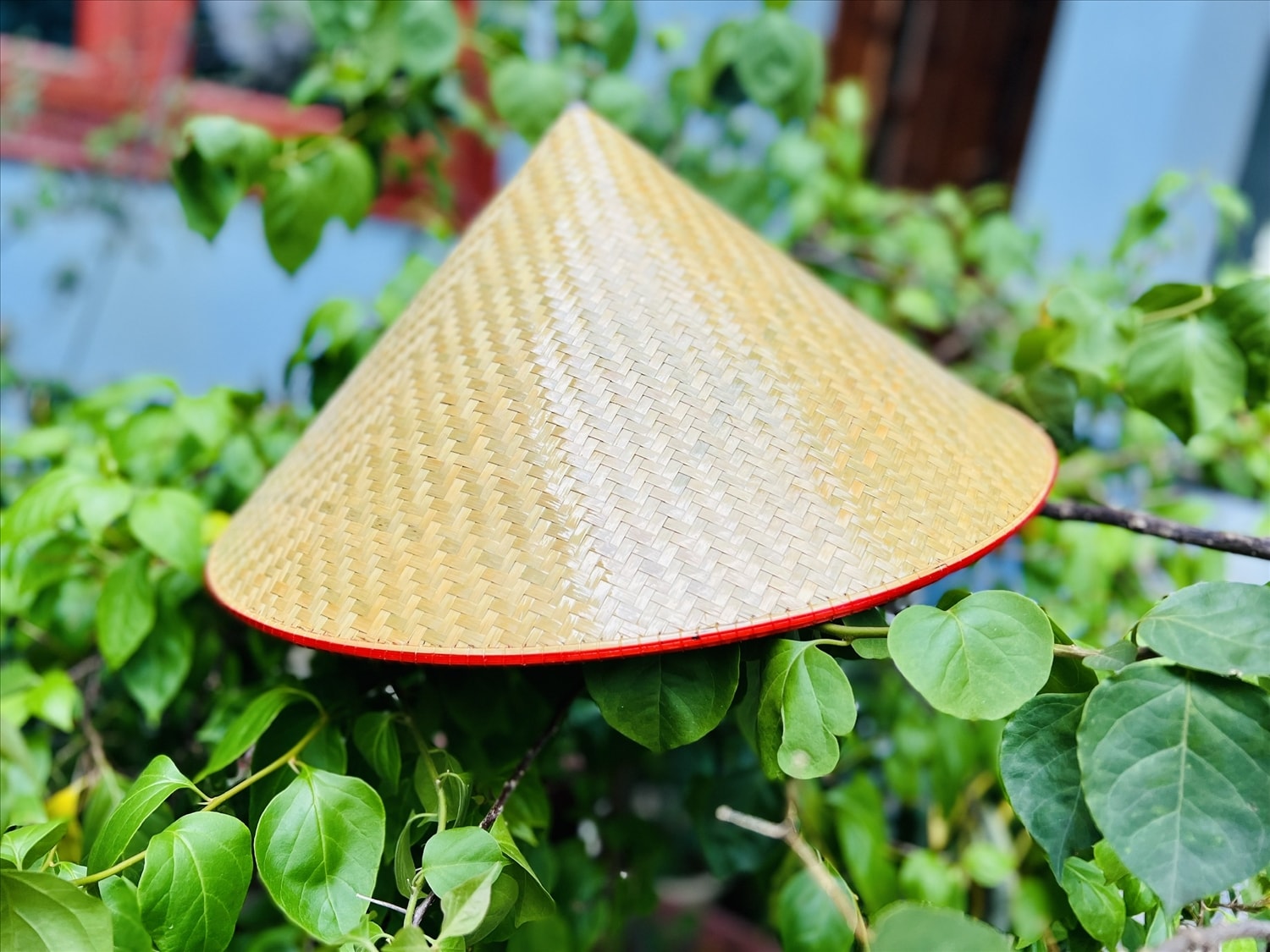 Chiếc nón Tày hoàn thiện.