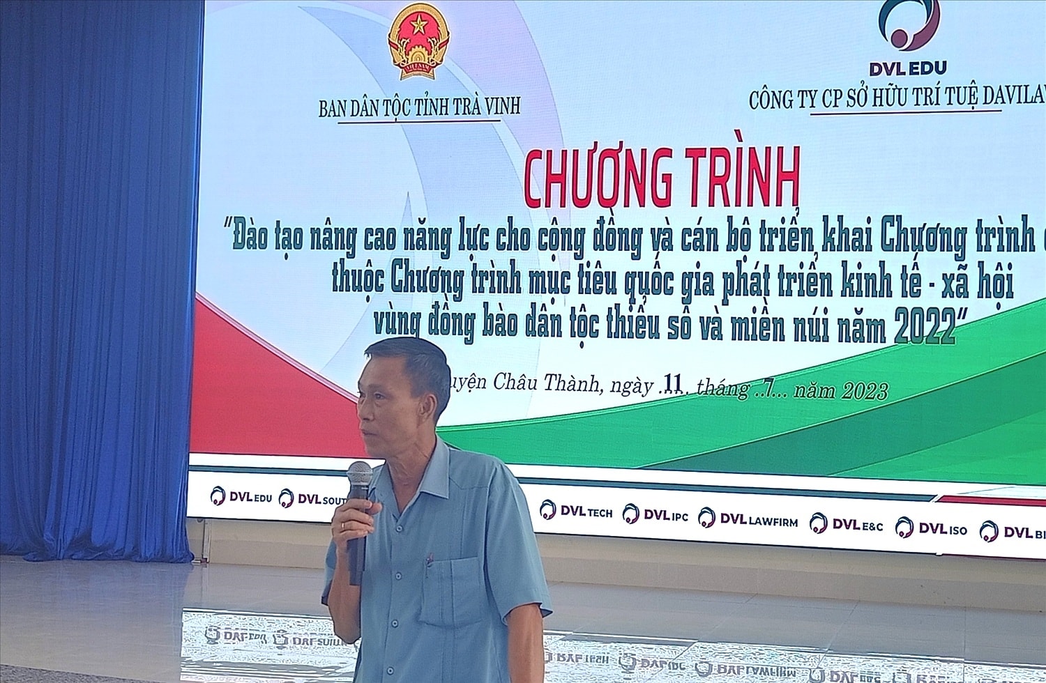 Ông Hà Thanh Sơn, Phó Trưởng Ban Dân tộc tỉnh Trà Vinh trao đổi với các đại biểu tại lớp bồi dưỡng Ông Hà Thanh Sơn, Phó Trưởng Ban Dân tộc tỉnh Trà Vinh trao đổi với các đại biểu tại lớp bồi dưỡng