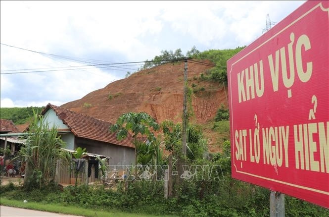 Chính quyền địa phương cắm bảng cảnh báo sạt lở núi nguy hiểm ở Tổ dân phố làng Dầu, thị trấn Di Lăng, huyện Sơn Hà (Quảng Ngãi). Ảnh minh họa: Phạm Cường/TTXVN