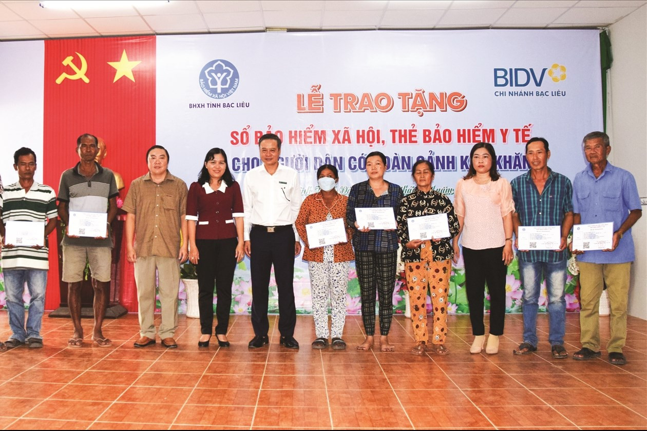 Ngân hàng Đầu tư và Phát triển Việt Nam- Chi nhánh Bạc Liêu  tặng thẻ BHYT cho người dân xã Vĩnh Trạch Đông. 