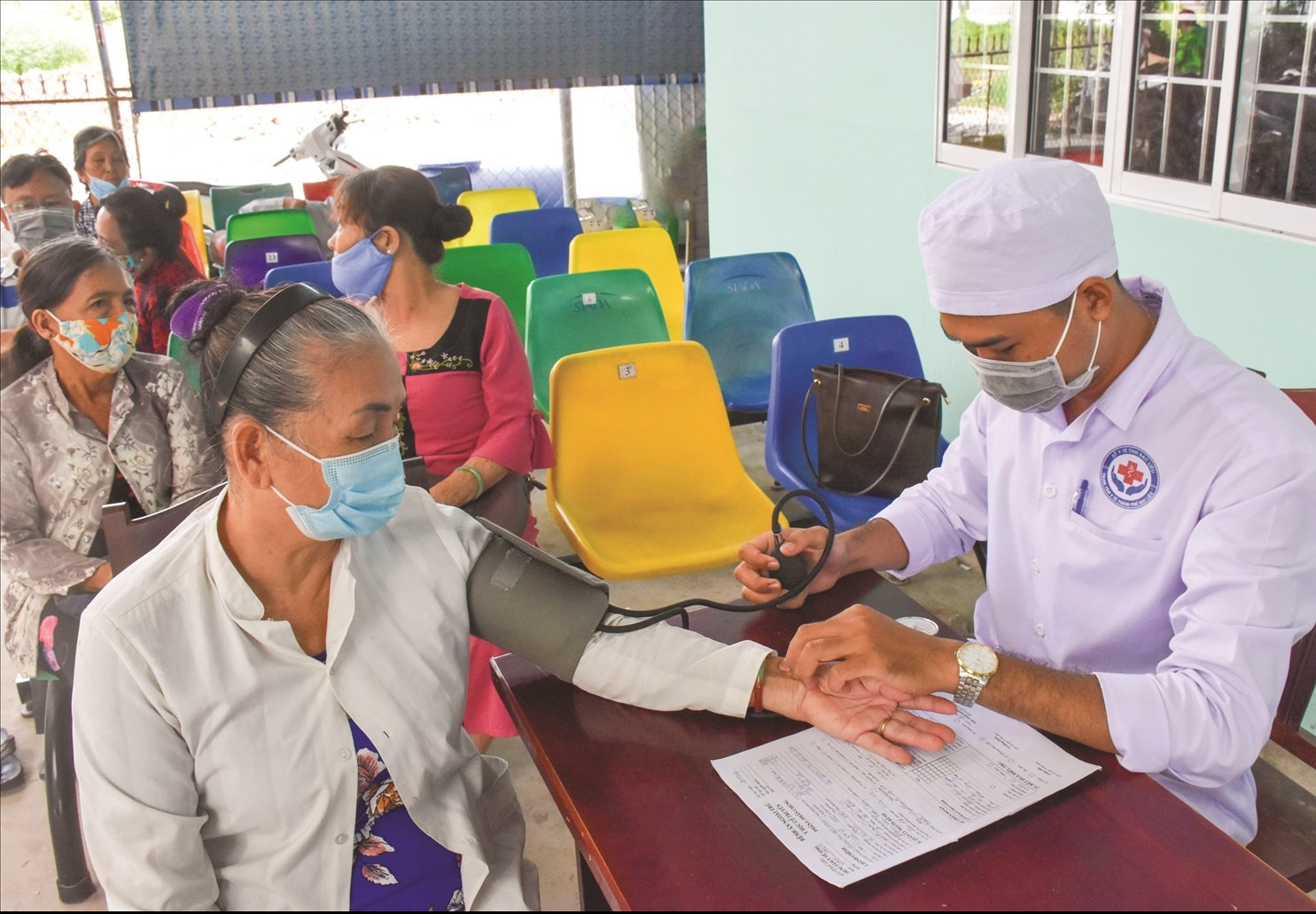 Người dân khám chữa bệnh bằng thẻ BHYT tại tỉnh Bạc Liêu. Ảnh: T.Q  