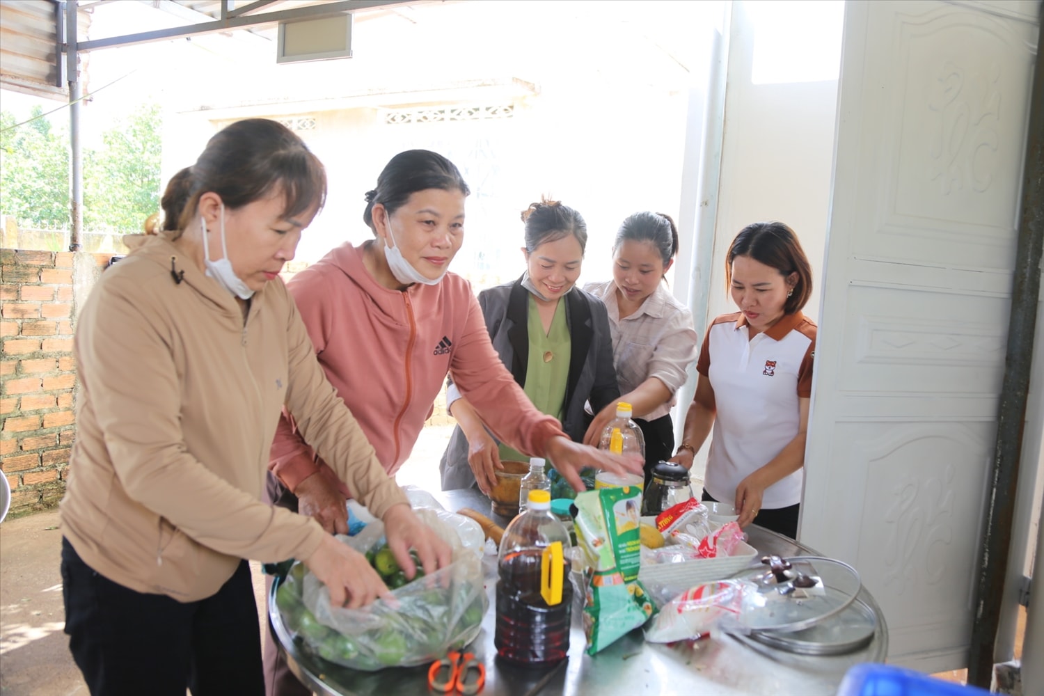 Người dân Cư Kuin huy động nguồn lực, nấu ăn hỗ trợ lực lượng chức năng trong thời gian truy bắt đối tượng