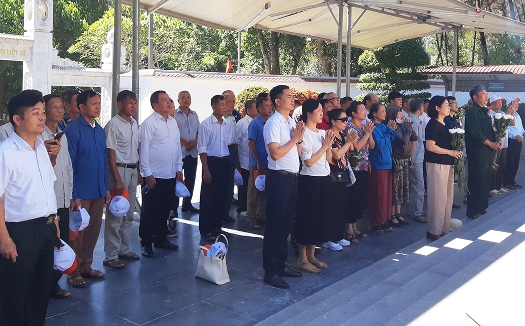 Đoàn công tác dâng hương, hoa tri ân các nữ Anh hùng Liệt sĩ thanh niên xung phong tại Ngã ba Đồng lộc, huyện Can Lộc, tỉnh Hà Tĩnh