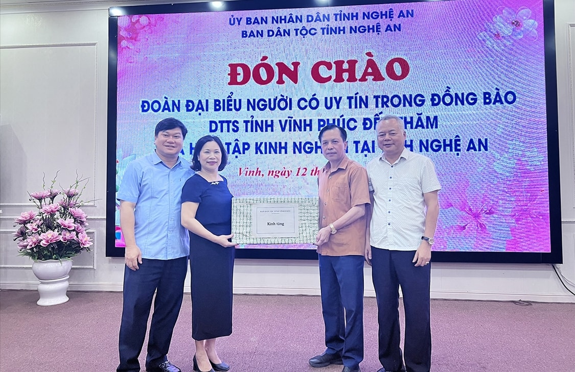 Lãnh đạo Ban Dân tộc tỉnh Vĩnh Phúc và Lãnh đạo Ban Dân tộc tỉnh Nghệ An Trong buổi làm việc, trao đổi, chia sẻ kinh nghiệm tại tỉnh Nghệ An