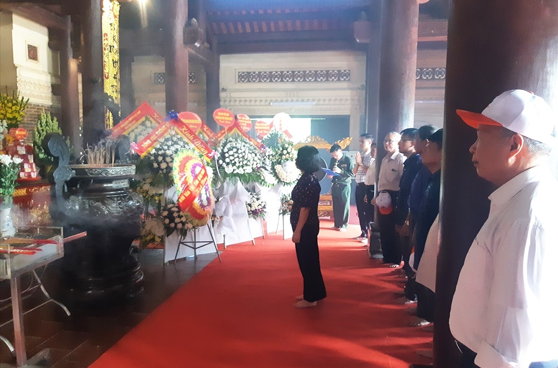 Đoàn công tác dâng hương, hoa tưởng nhớ các Anh hùng Liệt sĩ tại Khu di tích lịch sử  Quốc gia Truông Bồn, huyện Đô Lương, tỉnh Nghệ An
