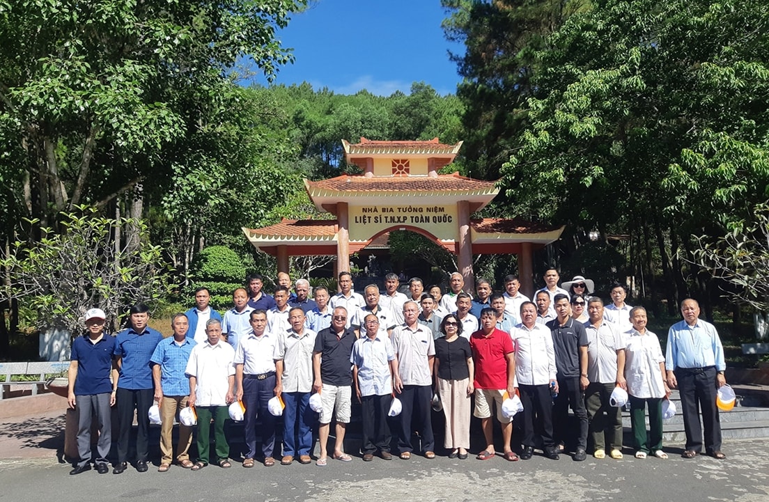 Đoàn đại biểu Người có uy tín tỉnh Vĩnh Phúc chụp ảnh lưu niệm tại Nhà bia tưởng niệm Liệt sĩ Thanh niên xung phong toàn quốc tại Ngã ba Đồng Lộc, Hà Tĩnh