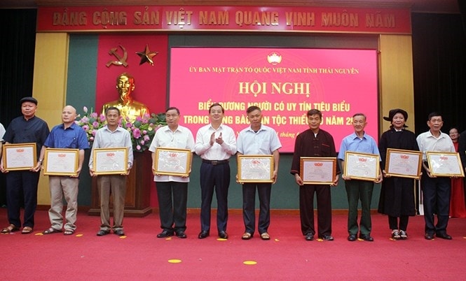 Phó Bí thư Thường trực Tỉnh uỷ, Chủ tịch HĐND tỉnh Thái Nguyên Phạm Hoàng Sơn trao Bằng khen cho Người có uy tín tiêu biểu trong đồng bào DTTS tại Hội nghị biểu dương Người có uy tín (tháng 6/2023). Phó Bí thư Thường trực Tỉnh uỷ, Chủ tịch HĐND tỉnh Thái Nguyên Phạm Hoàng Sơn trao Bằng khen cho Người có uy tín tiêu biểu trong đồng bào DTTS tại Hội nghị biểu dương Người có uy tín (tháng 6/2023).
