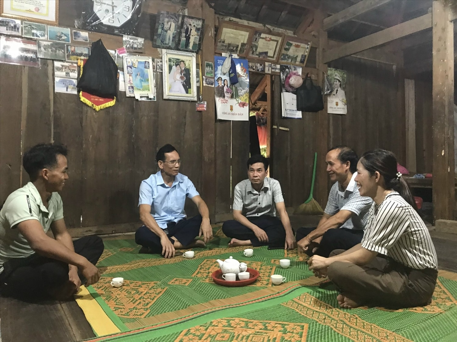 Ông Hoàng Văn Chính (người mặc áo xanh), Phó Trưởng Ban Dân tộc tỉnh Thái Nguyên cùng Người có uy tín trong đồng bào DTTS thăm hỏi gia đình đồng bào Mông tại xóm Mỏ Chì, xã Cúc Đường, huyện Võ Nhai. Ông Hoàng Văn Chính (người mặc áo xanh), Phó Trưởng Ban Dân tộc tỉnh Thái Nguyên cùng Người có uy tín trong đồng bào DTTS thăm hỏi gia đình đồng bào Mông tại xóm Mỏ Chì, xã Cúc Đường, huyện Võ Nhai.