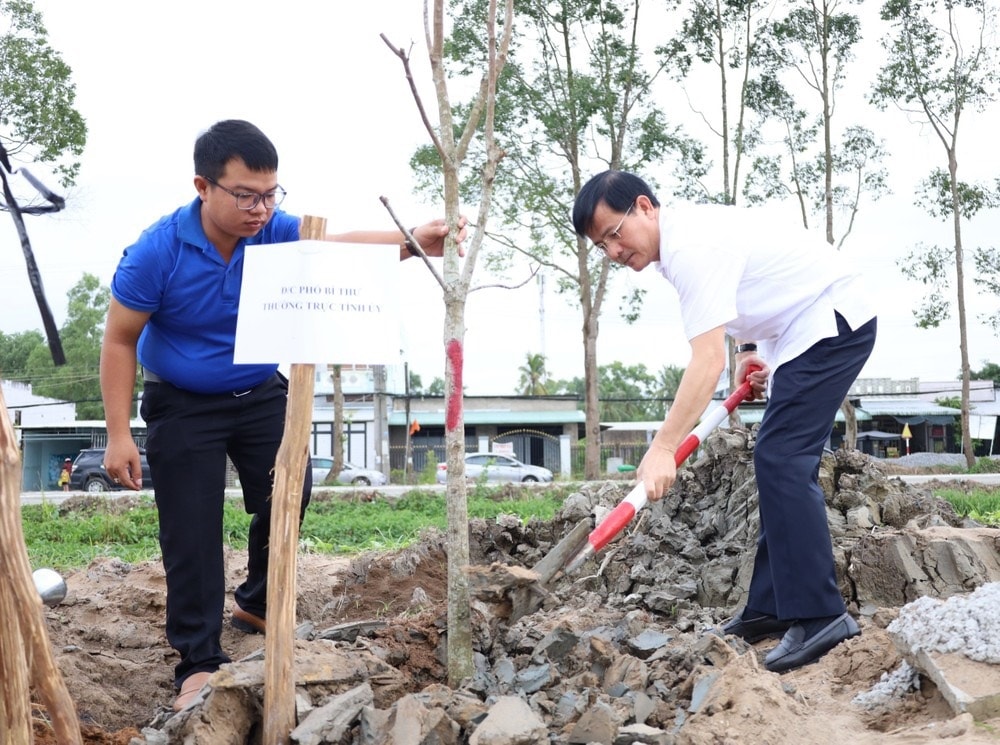 Ông Trần Văn Huyến - Phó Bí thư Thường trực Tỉnh uỷ, Chủ tịch HĐND tỉnh Hậu Giang tham gia trồng cây xanh sau lễ phát động 