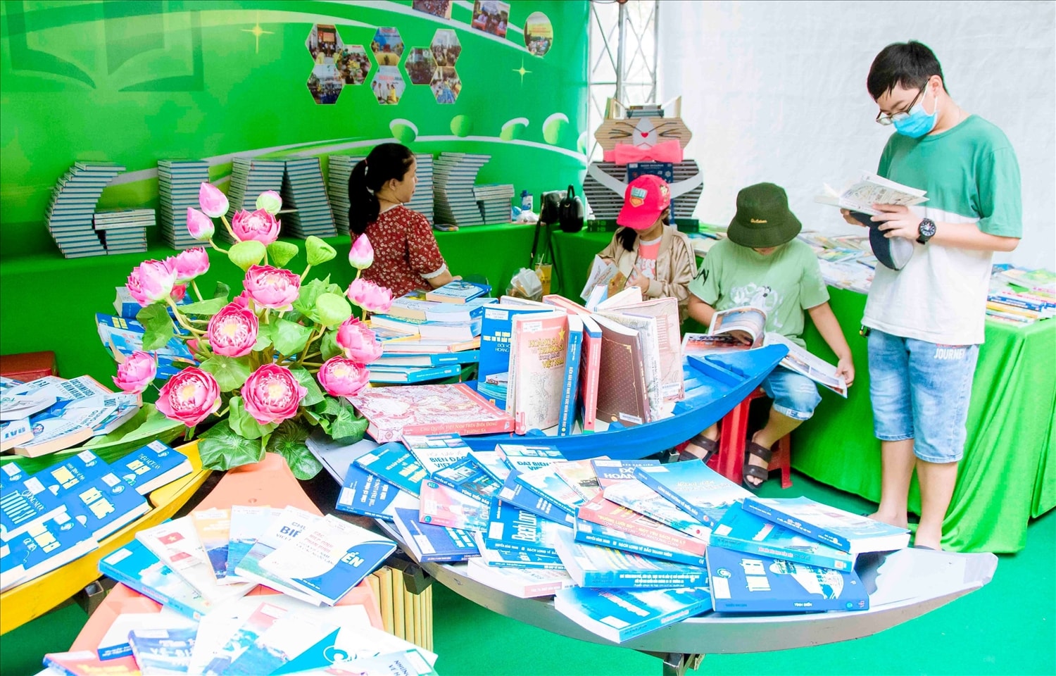 Đang kỳ nghỉ hè, các cháu thiếu nhi đến tham quan triển lãm sách rất đông