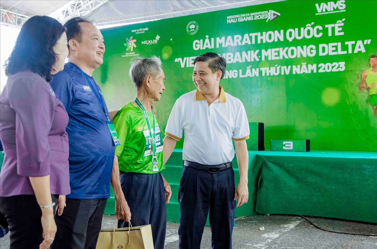 Lãnh đạo tỉnh Hậu Giang thăm hỏi và chúc mừng ông Nguyễn Trọng Lộc, SN 1937, ngụ phường 5, TP Vị Thanh là VĐV cao tuổi nhất tham gia Giải Marathon Quốc tế “Vietcombank Mekong Delta” Hậu Giang lần thứ IV năm 2023