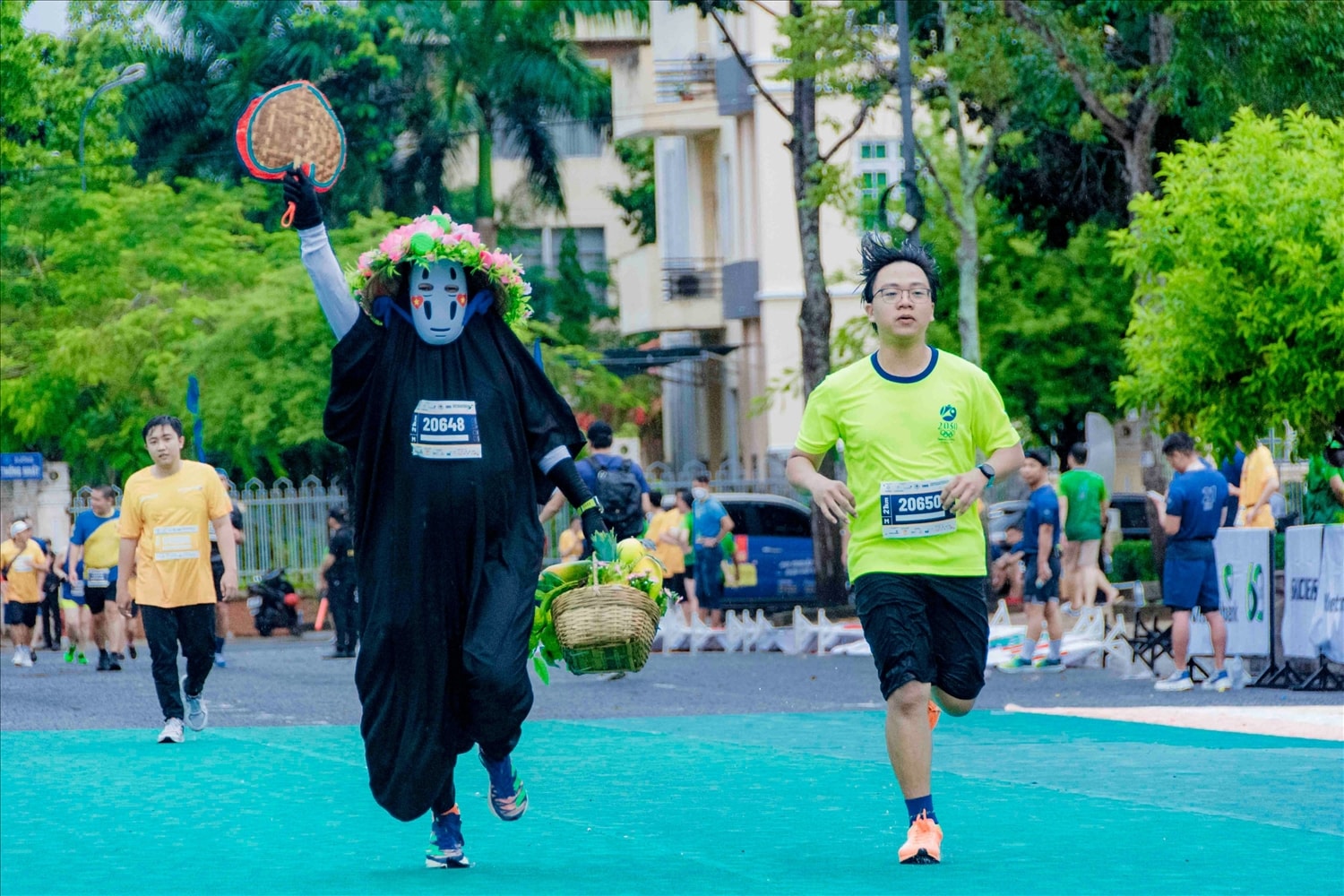 Một VĐV tham gia cự ly dài (21km), vừa hóa trang ngộ nghĩnh, vừa cầm thêm những đạo cụ trên tay 