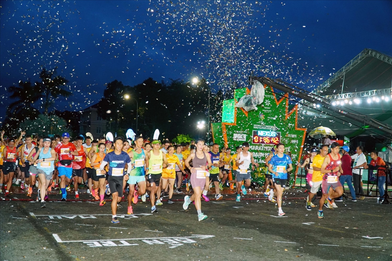 Mặc dù trời mưa nhưng các VĐV tham gia Giải Marathon quốc tế “Vietcombank Mekong Delta” Hậu Giang  lần thứ IV vẫn rất hào hứng 