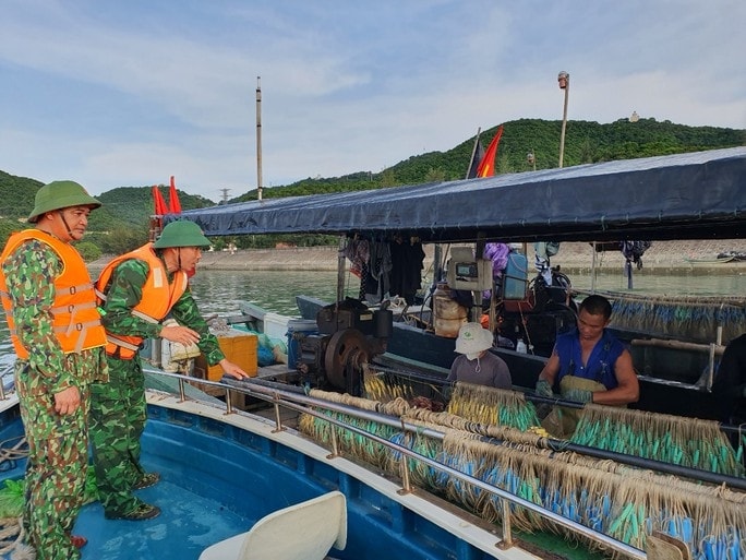 Đồn Biên phòng đảo Trần (tỉnh Quảng Ninh) tuyên truyền vận động người dân chủ động ứng phó với bão số 1