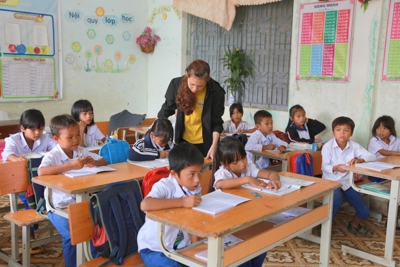 Tỷ lệ học sinh tốt nghiệp cấp THCS và cấp THPT  vùng Bắc Trung Bộ và duyên hải Trung Bộđều thấp hơn so với bình quân cả nước