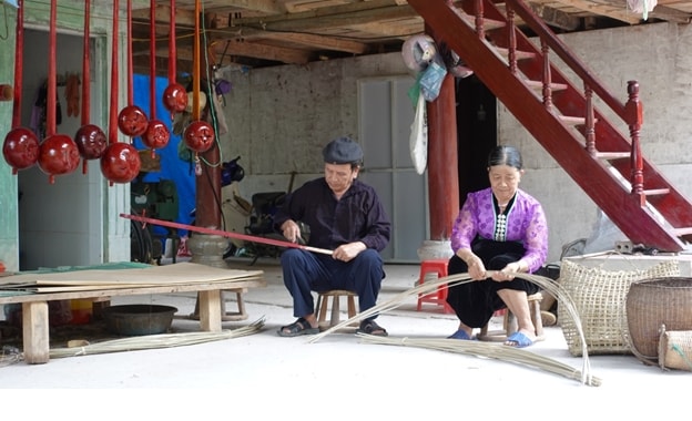 Vợ chồng ông Thùng Văn Đôi, bản Nà Ín 2, xã Chà Nưa (Nậm Pồ ,Điện Biên)  mỗi ngày vẫn đan lát, bảo tồn các loại nhạc cụ  truyền thống của dân tộc Thái dưới nếp nhà  sàn