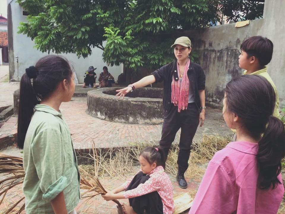 Đạo diễn trẻ Nhân Sơn chỉ đạo cảnh quay trong Phim ca nhạc “Cưới”