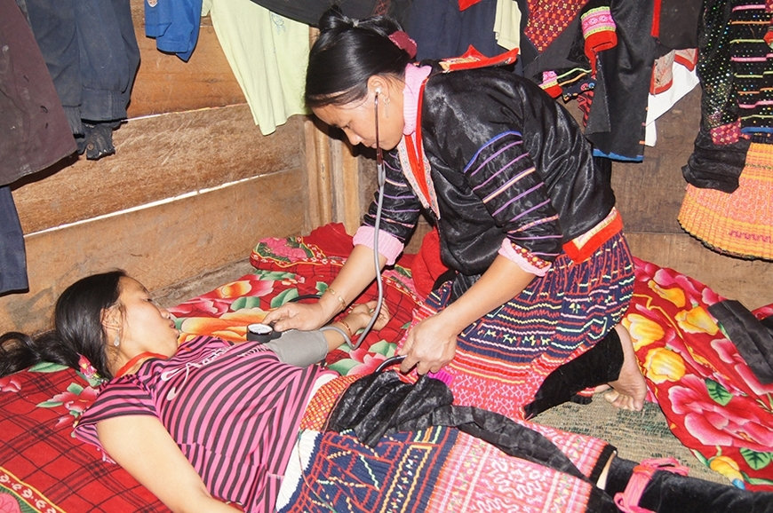 Đề xuất quy định hoạt động khám, chữa bệnh của nhân viên y tế, cô đỡ thôn, bản 