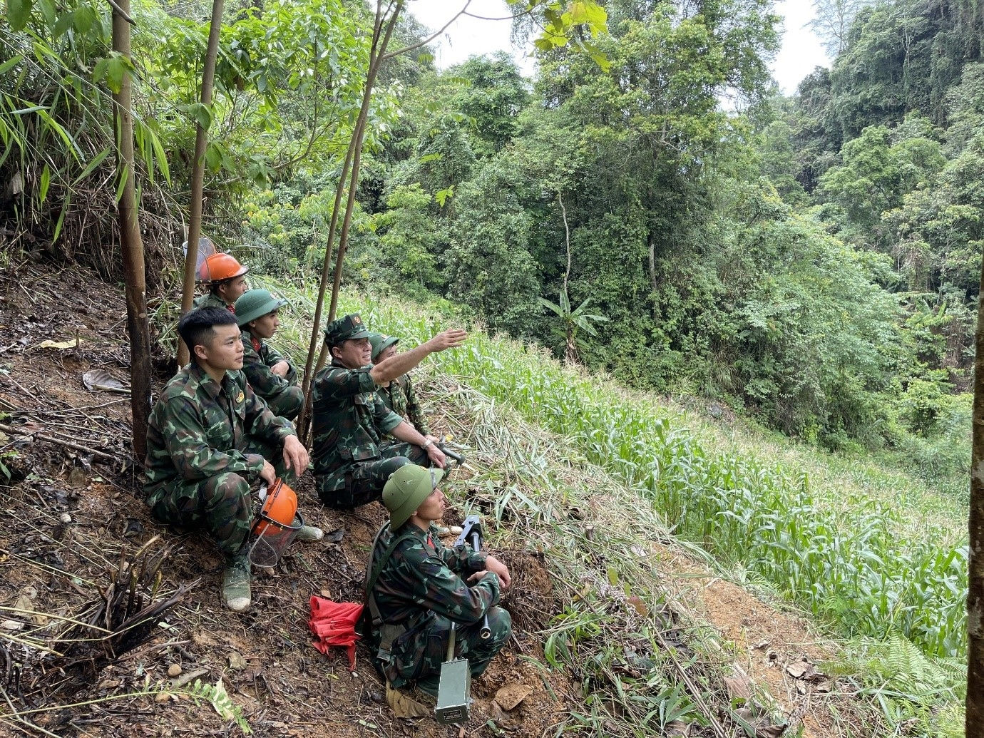 Sau một ngày bám mình trên những vạt đồi ẩn chứa hiểm nguy, những lo lắng nhọc nhằn được xua tan bởi những câu chuyện vui, những trò chơi ngay trên những mét vuông đất đã được rà phá an toàn. 