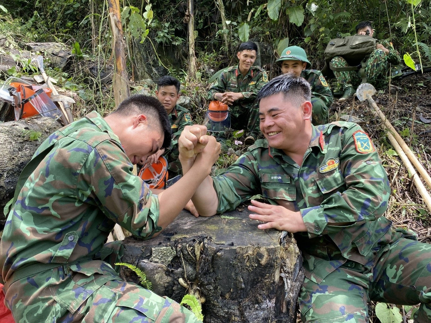 Phút giải lao sau giờ làm nhiệm vụ vất vả
