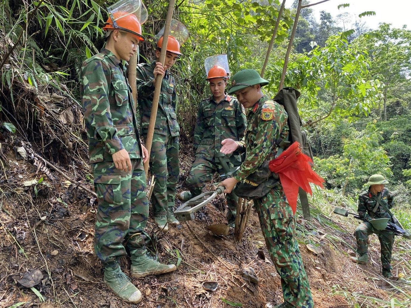 Phụ trách đơn vị rà phá ở đây cho biết, chỉ cần một quả mìn còn sót lại có nguy cơ lấy đi cả mạng người, vì thế sự tỷ mỉ, kỹ càng của anh em đơn vị là bắt buộc để trả lại những mét đất sạch, an toàn.