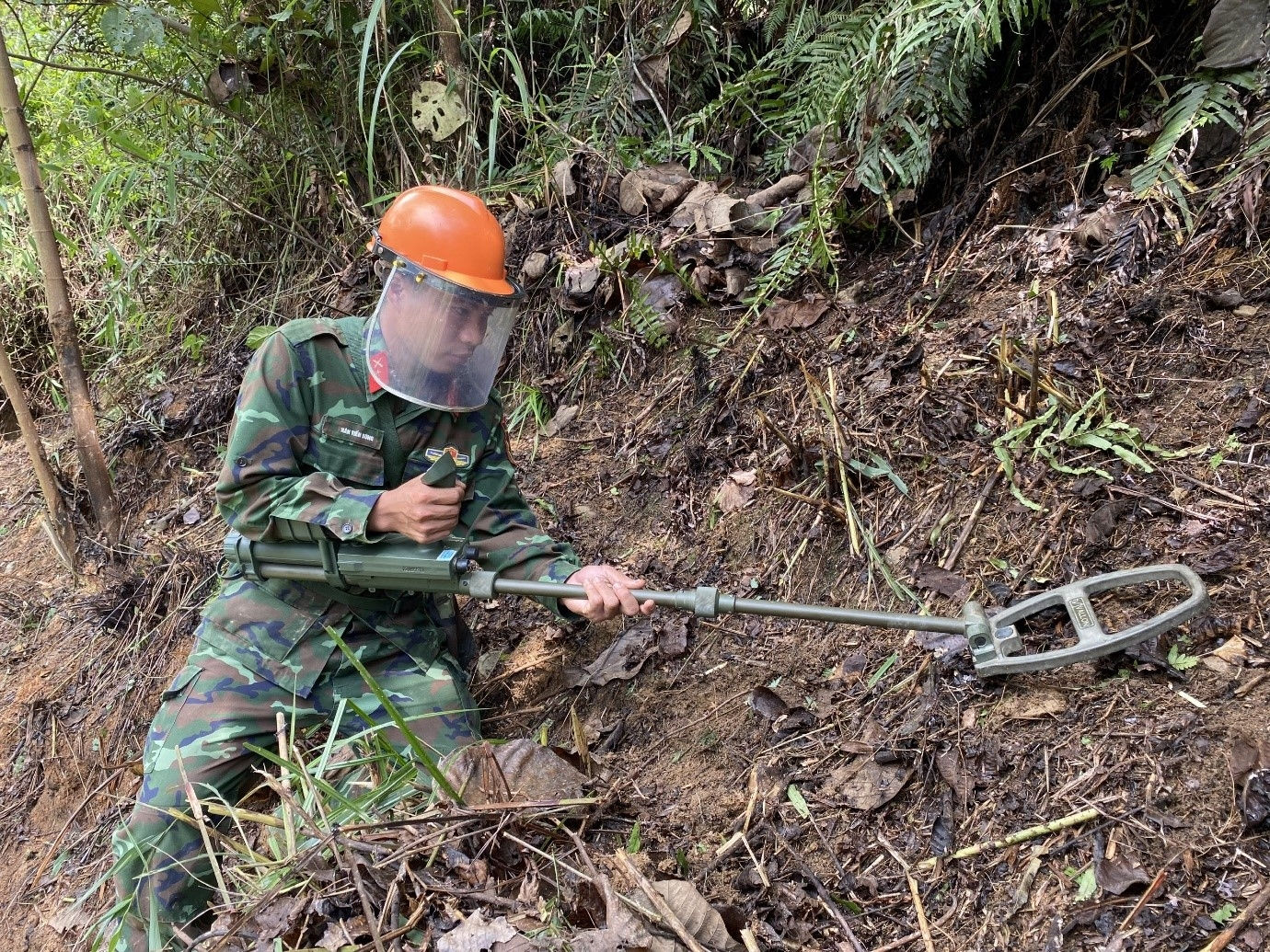 Những tiếng kêu tít tít từ máy dò bom mìn phát ra, đó là lúc một vật cản hoặc là mìn, hoặc là đạn, mảnh kim loại đang nằm dưới đất cần được cẩn trọng đào lên để đảm bảo an toàn và “sạch” mối nguy cơ dưới mặt đất. 