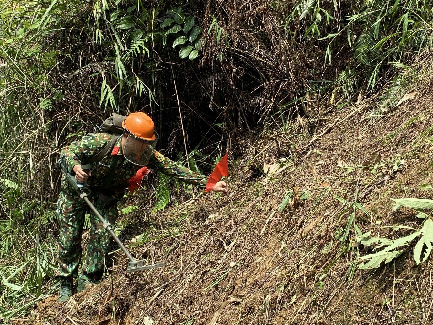 Những người lính có kỹ năng, kinh nghiệm xử lí sẽ được giao nhiệm vụ xới tìm những vật nổ, vật cản dưới mặt đất.