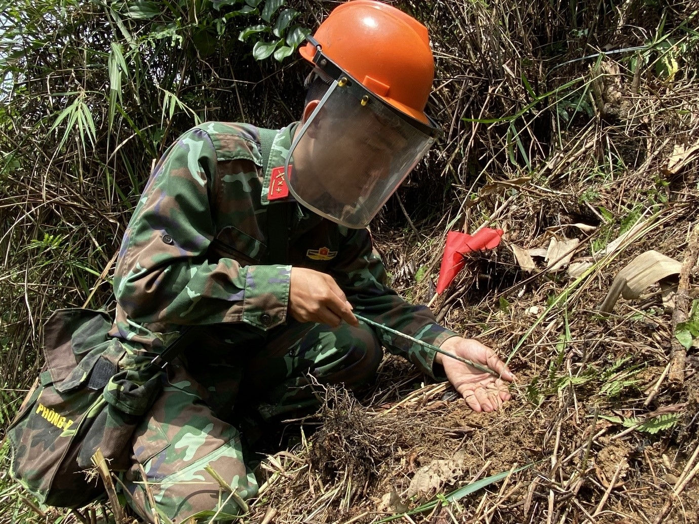 Khó khăn nhất với những người lính rà phá là khi làm nhiệm vụ ở địa hình sườn đồi, khe núi, nơi có độ dốc lớn. 