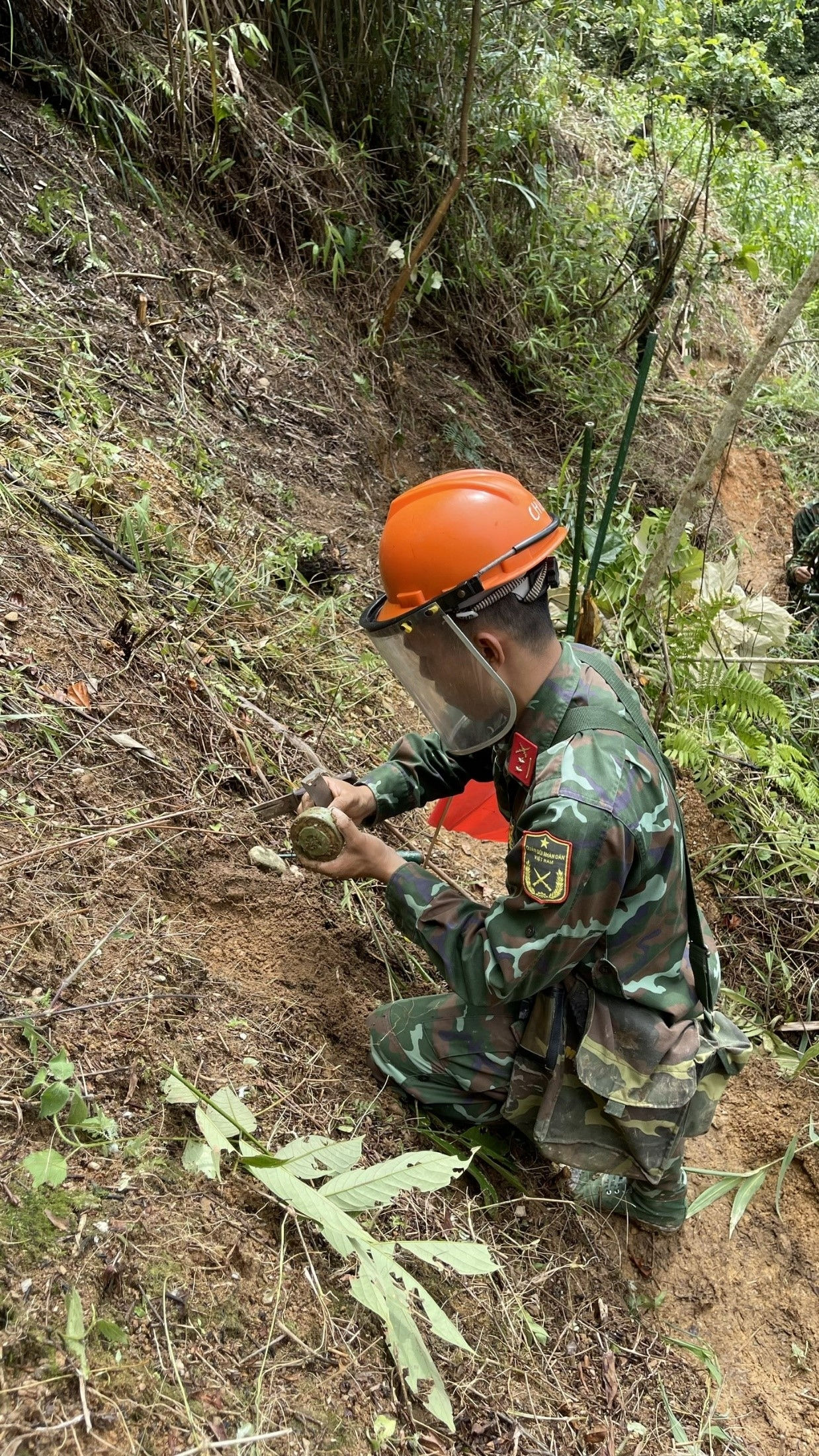 Mỗi lần phát hiện, tháo gỡ được một quả mìn còn sót lại trong đất là một lần mỗi người lính ai cũng cảm thấy nhẹ nhõm trong lòng.