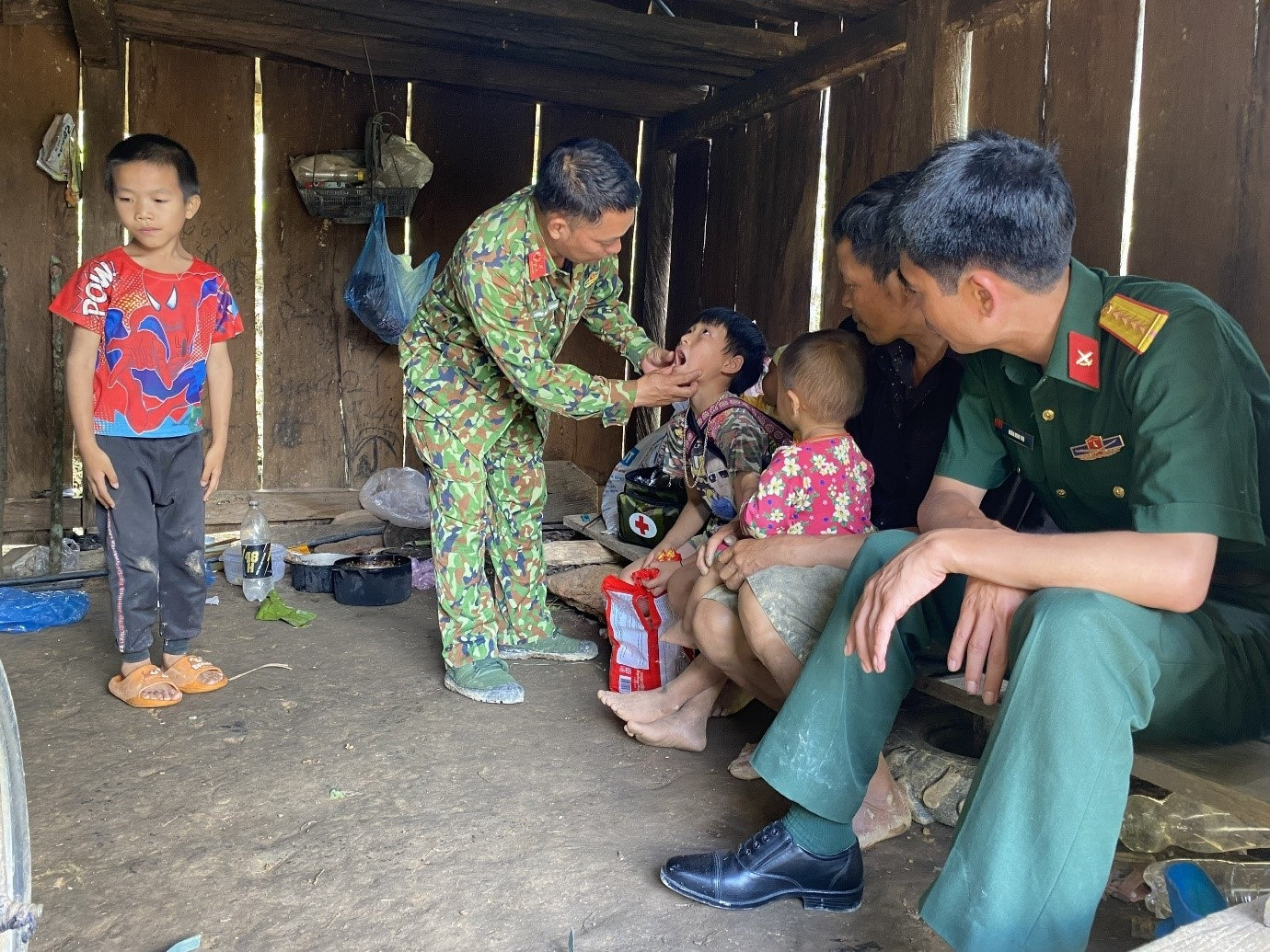 Ngoài nhiệm vụ rà phá bom mìn, vật nổ trên biên giới Hoàng Lì Pả, xã Minh Tân, đơn vị 19 Công binh còn làm nhiệm vụ thăm khám, tư vấn chữa bệnh cho bà con đồng bào Mông nơi đây, thể hiện tình quân dân nồng ấm.