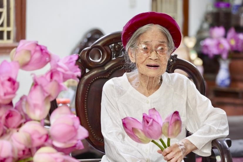 Cụ Nguyễn Thị Dần được biết đến là nghệ nhân lớn tuổi nhất đã gắn bó cả đời với nghề làm trà sen tại Quảng An (Ảnh: Fanpage Trà Sen Bà Dần) Cụ Nguyễn Thị Dần được biết đến là nghệ nhân lớn tuổi nhất đã gắn bó cả đời với nghề làm trà sen tại Quảng An (Ảnh: Fanpage Trà Sen Bà Dần)