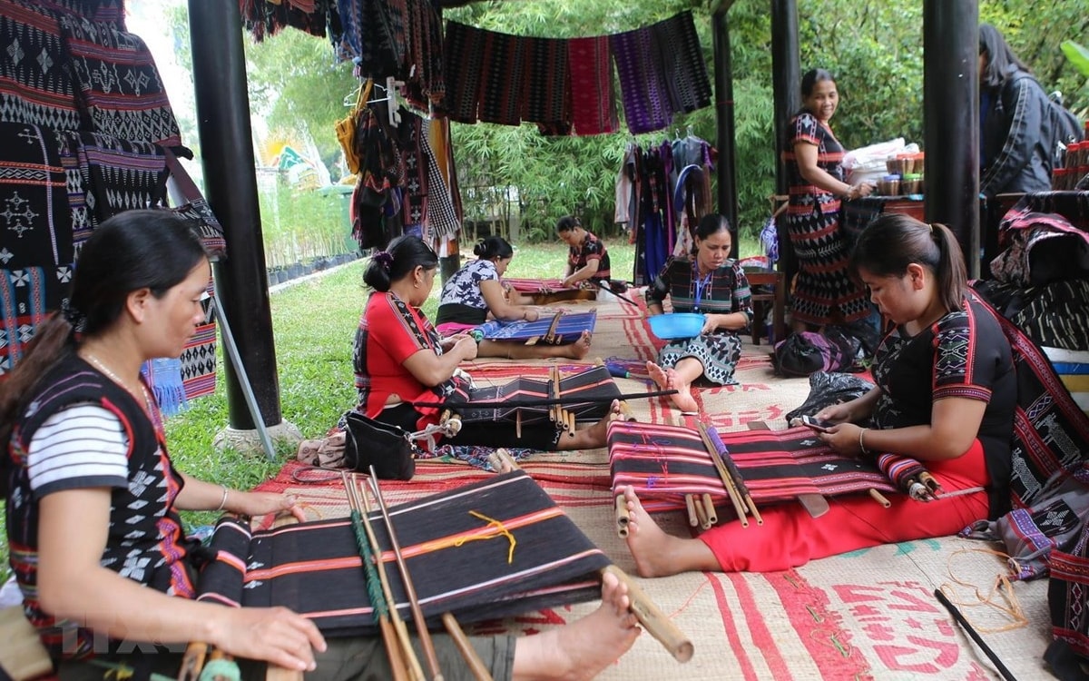Phụ nữ DTTS bước vào “sân chơi” khởi nghiệp, Bài 2: Từ cô giáo đến người sáng lập HTX dệt Zèng 3