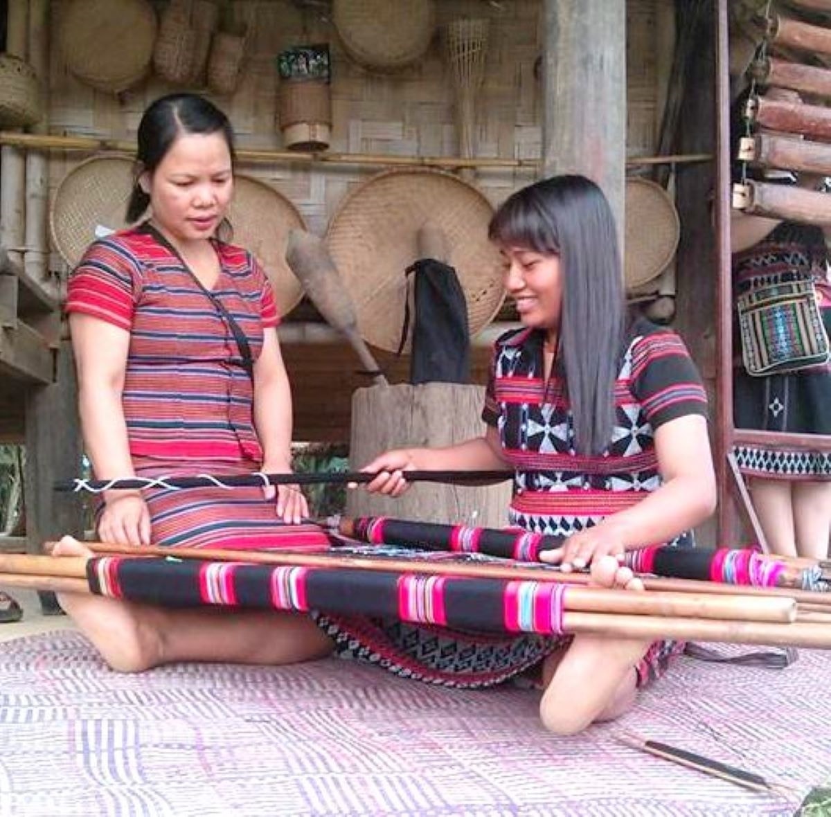 Phụ nữ DTTS bước vào “sân chơi” khởi nghiệp, Bài 2: Từ cô giáo đến người sáng lập HTX dệt Zèng 2