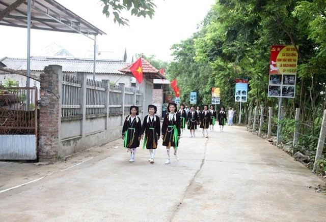 Phụ nữ vùng DTTS ở tỉnh Vĩnh Phúc ngày càng khẳng định được vai trò, vị thế trong quá trình phát triển kinh tế - xã hội của địa phương. Phụ nữ vùng DTTS ở tỉnh Vĩnh Phúc ngày càng khẳng định được vai trò, vị thế trong quá trình phát triển kinh tế - xã hội của địa phương.