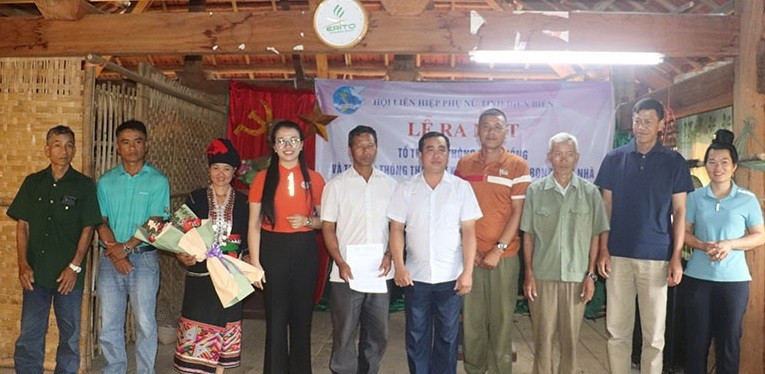 Lãnh đạo Hội Liên Hiệp phụ nữ tỉnh Điện Biên trao quyết định, tặng hoa chúc mừng thành viên Tổ truyền thông cộng đồng bản Kéo, xã Pá Khoang, thành phố Điện Biên Phủ, tỉnh Điện Biên