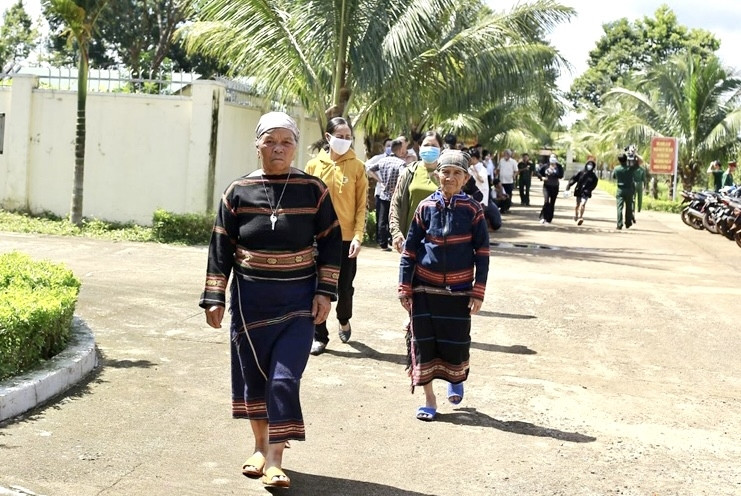 Bí thư chi bộ, già làng, thôn trưởng, Người có uy tín ở các thôn làng  phấn khởi đến khám bệnh