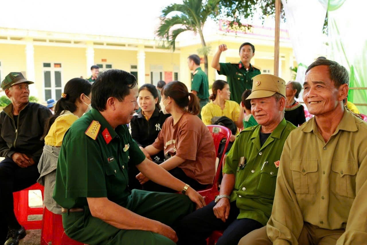 Lãnh đạo Công ty 715 (Binh đoàn 15)  thăm hỏi, động viên người dân