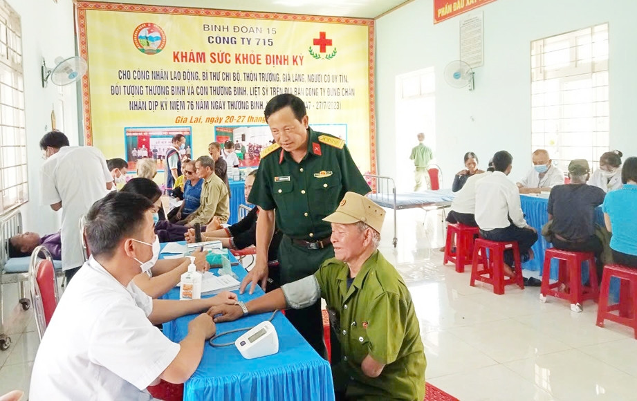 Y bác sĩ thuộc Công ty 715 (Binh đoàn 15) khám bệnh cho người dân