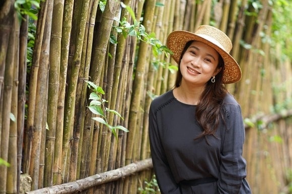 Sau 20 năm từ ngày đóng phim đầu tay “Phía trước là bầu trời”, diễn viên Thu Nga vẫn trẻ trung, xinh đẹp.