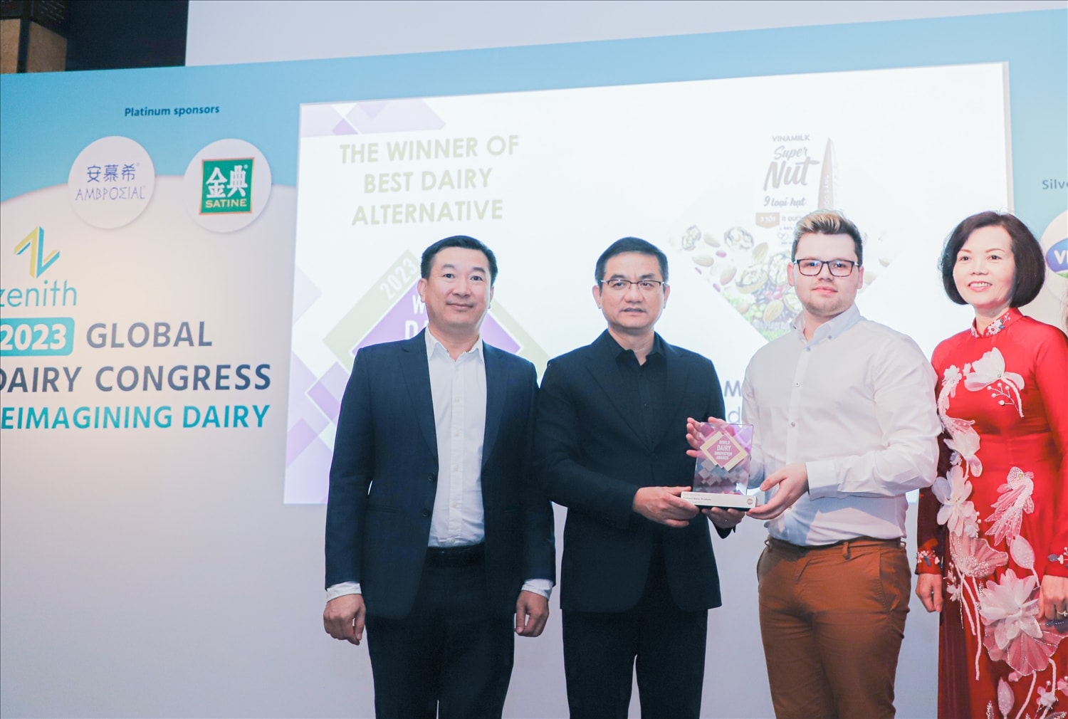 Đại diện Vinamilk nhận giải “Quán quân” ở hạng mục “Sản phẩm thay thế sữa tốt nhất” (Best Dairy Alternative) cho sản phẩm Sữa 9 Loại Hạt Vinamilk Super Nut tại Hội Nghị Sữa Toàn Cầu 2023 (World Dairy Innovation Awards 2023) diễn ra tại Anh Quốc tháng 6 vừa qua.  (Ảnh: Vinamilk).