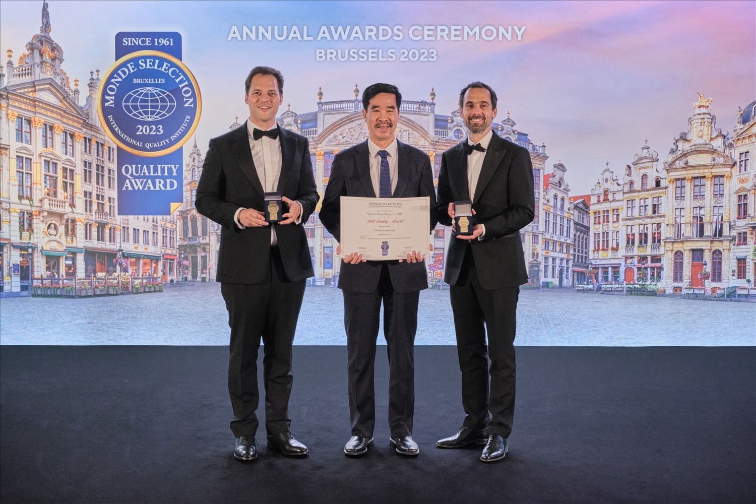 Đại diện Vinamilk nhận giải Giải Vàng Quốc tế về Chất Lượng 2023 (Gold Award 2023) từ tổ chức Monde Selection (Bỉ). (Ảnh: Vinamilk).