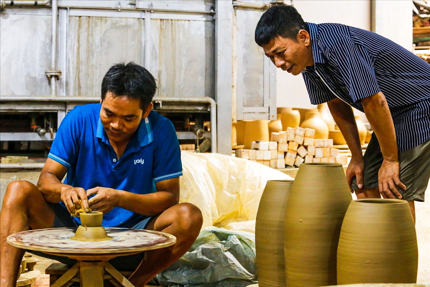 Sau khi đất sét được loại bỏ những tạp chất và dùng chân nhào thật kỹ, được thái đi thái lại nhiều lần tạo nên độ mịn, dẻo…